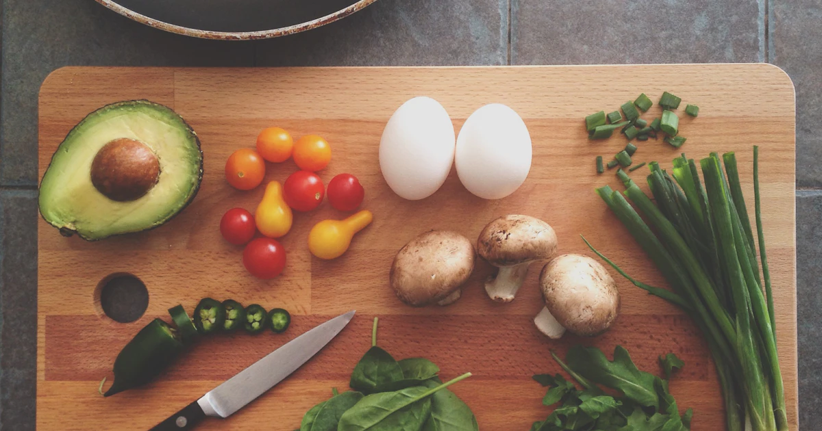 Tábua de cozinha com ingredientes separados e medidos, capa do guia de controle de estoque no delivery